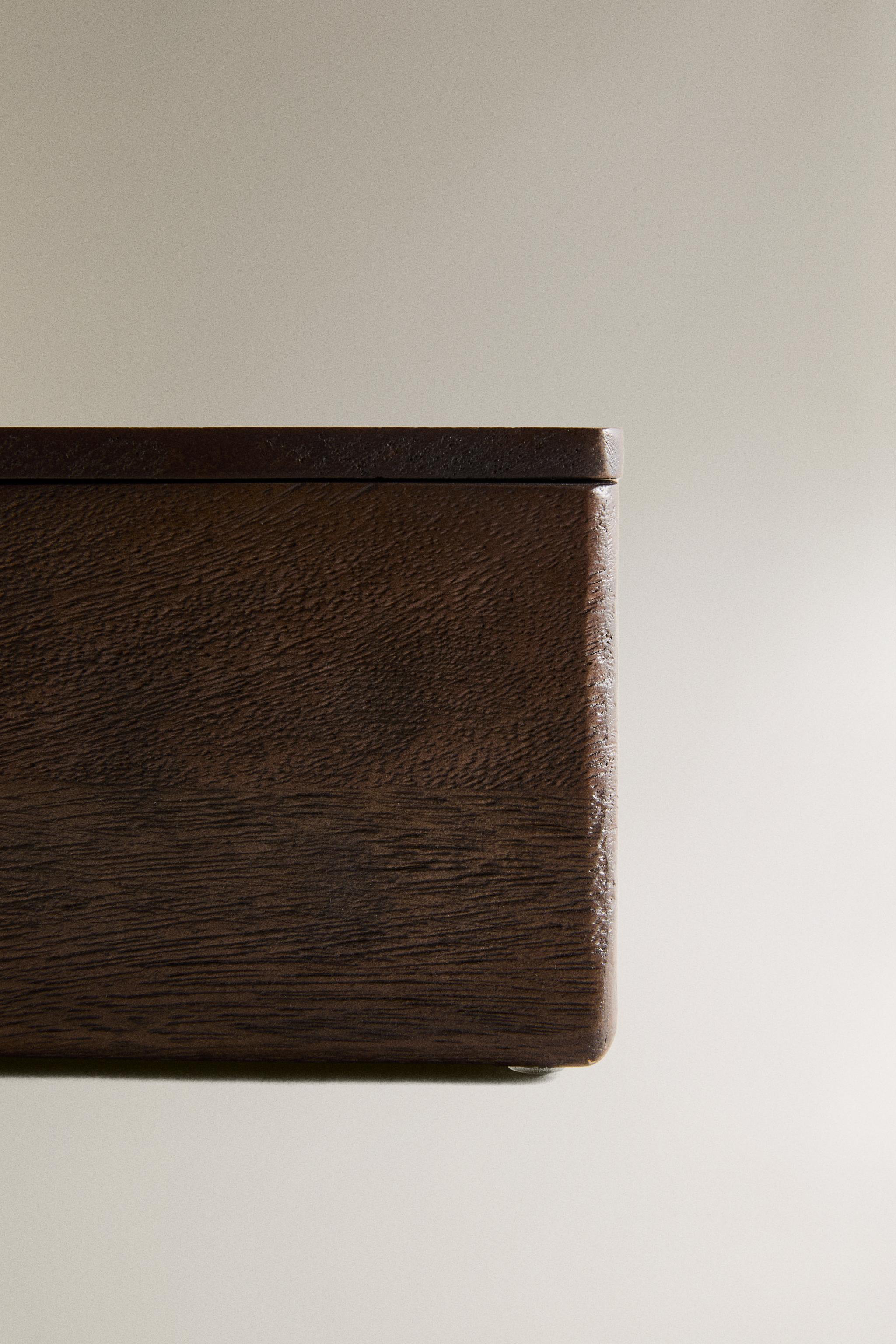 WOODEN BOX WITH A MAGNET